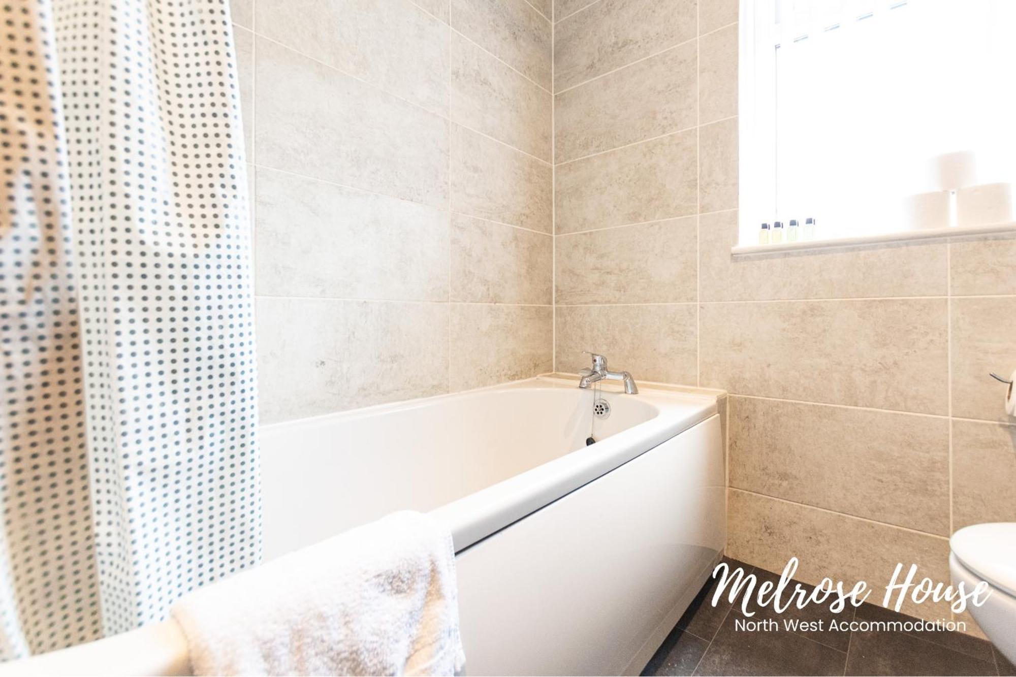 Manchester Work Stays 2Br Home With Parking & Wifi Bagian luar foto